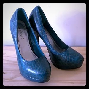 Teal faux reptile skin platform heels size 7